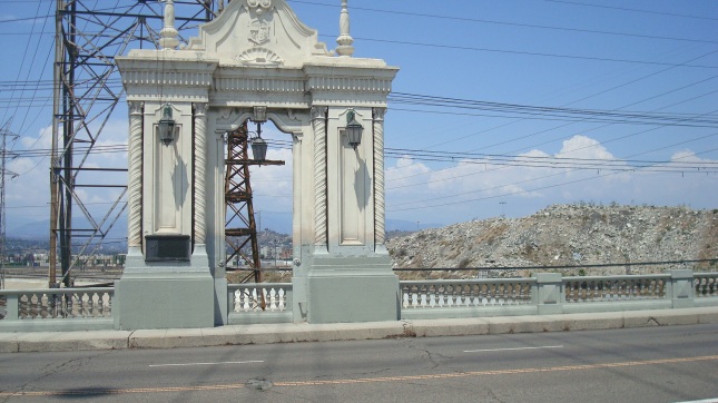 One of the porticoes that decorate the bridge.